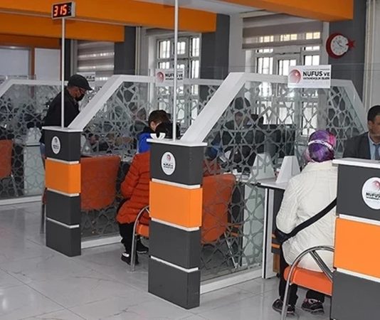 Devletin vatandaşlarla olan ilişkilerinde kritik bir rol üstlenen nüfus memuru, kişisel bilgiler, kimlik ve nüfus kayıtlarının yönetiminden sorumlu memurdur. Bu meslek, hem kamu hizmetinin düzenli işlemesini sağlamak hem de vatandaşların hak ve yükümlülüklerini korumak açısından oldukça önemlidir. Nüfus memuru, kayıt işlemlerini doğru, hızlı ve güvenilir bir şekilde yürütmekle yükümlüdür. Konulu bir haber görseli.