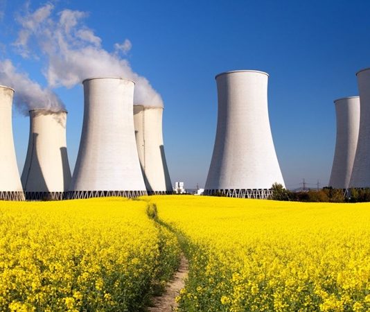 Nükleer Fizikçi Kimdir? Nükleer Fizikçi Ne Kadar Kazanır? Bilim dünyasında enerji üretimi, atom yapısı ve radyoaktif süreçlerin araştırılması açısından kritik bir rol oynayan nükleer fizikçi, teorik ve uygulamalı araştırmalar yapan uzman kişidir. Nükleer fizikçiler, atom çekirdeğinin yapısını inceleyerek enerji üretimi, tıp, savunma ve uzay teknolojileri gibi alanlarda önemli katkılar sağlar. Bu meslek, yüksek bilgi birikimi, deney ve laboratuvar çalışmaları gerektirir. Konulu bir haber görseli.