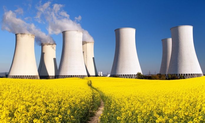 Nükleer Fizikçi Kimdir Nükleer Fizikçi Ne Kadar Kazanır Bilim dünyasında enerji üretimi, atom yapısı ve radyoaktif süreçlerin araştırılması açısından kritik bir rol oynayan nükleer fizikçi, teorik ve uygulamalı araştırmalar yapan uzman kişidir. Nükleer fizikçiler, atom çekirdeğinin yapısını inceleyerek enerji üretimi, tıp, savunma ve uzay teknolojileri gibi alanlarda önemli katkılar sağlar. Bu meslek, yüksek bilgi birikimi, deney ve laboratuvar çalışmaları gerektirir. Konulu bir haber görseli.