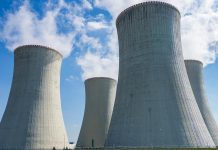 Enerji sektöründe kritik bir rol üstlenen nükleer reaktör operatörleri, reaktörlerin güvenli ve verimli bir şekilde çalışmasını sağlar. Bir nükleer reaktör operatörü, enerji üretim tesislerinde reaktörün tüm fonksiyonlarını kontrol eden, güvenlik protokollerini uygulayan ve operasyonel kararlar alan uzmandır. Bu görev, hem teknik bilgi hem de dikkat ve sorumluluk gerektirir. Konulu bir haber görseli.