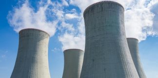 Enerji sektöründe kritik bir rol üstlenen nükleer reaktör operatörleri, reaktörlerin güvenli ve verimli bir şekilde çalışmasını sağlar. Bir nükleer reaktör operatörü, enerji üretim tesislerinde reaktörün tüm fonksiyonlarını kontrol eden, güvenlik protokollerini uygulayan ve operasyonel kararlar alan uzmandır. Bu görev, hem teknik bilgi hem de dikkat ve sorumluluk gerektirir. Konulu bir haber görseli.