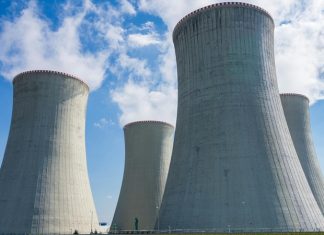 Enerji sektöründe kritik bir rol üstlenen nükleer reaktör operatörleri, reaktörlerin güvenli ve verimli bir şekilde çalışmasını sağlar. Bir nükleer reaktör operatörü, enerji üretim tesislerinde reaktörün tüm fonksiyonlarını kontrol eden, güvenlik protokollerini uygulayan ve operasyonel kararlar alan uzmandır. Bu görev, hem teknik bilgi hem de dikkat ve sorumluluk gerektirir. Konulu bir haber görseli.