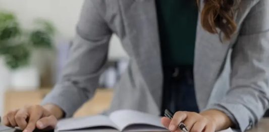 Finans sektöründe şirketlerin nakit akışını yönetmek ve alacaklarını düzenli takip etmek, işletmelerin sürdürülebilirliği açısından hayati öneme sahiptir. Bu noktada devreye giren ödeme takip uzmanı, şirketlerin gelir-gider dengesini koruyan ve finansal süreçleri düzenleyen kritik bir profesyoneldir. Son yıllarda işletmelerin büyümesi ve finansal süreçlerin karmaşıklaşması, bu mesleğe olan ihtiyacı artırmıştır. Ödeme takip uzmanı, alacakların tahsil edilmesinden borçların takip edilmesine kadar geniş bir sorumluluk alanına sahiptir. Konulu bir haber görseli.