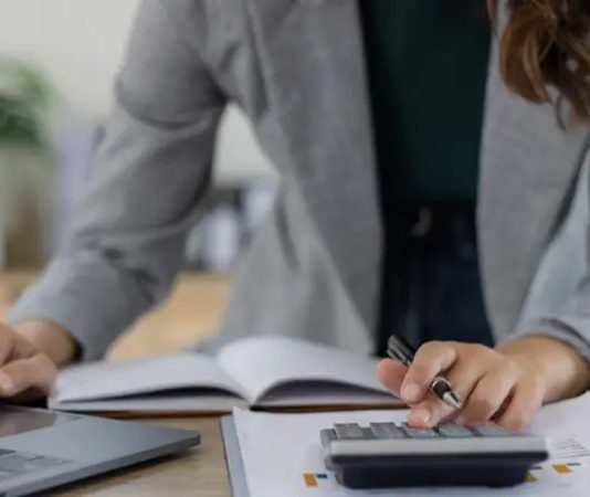 Finans sektöründe şirketlerin nakit akışını yönetmek ve alacaklarını düzenli takip etmek, işletmelerin sürdürülebilirliği açısından hayati öneme sahiptir. Bu noktada devreye giren ödeme takip uzmanı, şirketlerin gelir-gider dengesini koruyan ve finansal süreçleri düzenleyen kritik bir profesyoneldir. Son yıllarda işletmelerin büyümesi ve finansal süreçlerin karmaşıklaşması, bu mesleğe olan ihtiyacı artırmıştır. Ödeme takip uzmanı, alacakların tahsil edilmesinden borçların takip edilmesine kadar geniş bir sorumluluk alanına sahiptir. Konulu bir haber görseli.