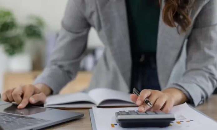 Finans sektöründe şirketlerin nakit akışını yönetmek ve alacaklarını düzenli takip etmek, işletmelerin sürdürülebilirliği açısından hayati öneme sahiptir. Bu noktada devreye giren ödeme takip uzmanı, şirketlerin gelir-gider dengesini koruyan ve finansal süreçleri düzenleyen kritik bir profesyoneldir. Son yıllarda işletmelerin büyümesi ve finansal süreçlerin karmaşıklaşması, bu mesleğe olan ihtiyacı artırmıştır. Ödeme takip uzmanı, alacakların tahsil edilmesinden borçların takip edilmesine kadar geniş bir sorumluluk alanına sahiptir. Konulu bir haber görseli.