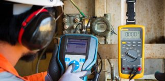 Sanayi ve üretim sektöründe kalite kontrol ve üretim verimliliği, doğru ölçümlerle sağlanır. Bu noktada kritik rol üstlenen ölçü teknisyeni, üretim süreçlerinde kullanılan ekipmanların hassas ölçümlerini yaparak ürün kalitesinin korunmasını sağlar. Üretim ve mühendislik süreçlerinde olmazsa olmaz bir pozisyon olan ölçü teknisyeni, ölçüm cihazları ve teknik bilgi konusunda uzmanlaşmış profesyoneldir. Bu meslek, hem teknik bilgi hem de pratik uygulama yeteneği gerektirir ve sanayide kalite standartlarının korunmasına önemli katkıda bulunur. Konulu bir haber görseli.