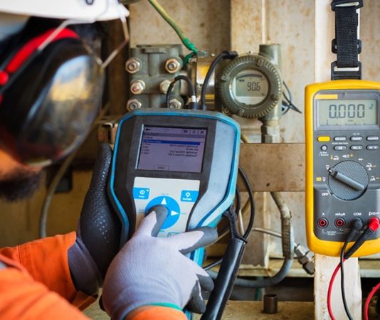 Sanayi ve üretim sektöründe kalite kontrol ve üretim verimliliği, doğru ölçümlerle sağlanır. Bu noktada kritik rol üstlenen ölçü teknisyeni, üretim süreçlerinde kullanılan ekipmanların hassas ölçümlerini yaparak ürün kalitesinin korunmasını sağlar. Üretim ve mühendislik süreçlerinde olmazsa olmaz bir pozisyon olan ölçü teknisyeni, ölçüm cihazları ve teknik bilgi konusunda uzmanlaşmış profesyoneldir. Bu meslek, hem teknik bilgi hem de pratik uygulama yeteneği gerektirir ve sanayide kalite standartlarının korunmasına önemli katkıda bulunur. Konulu bir haber görseli.