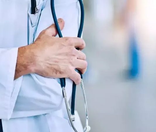 Sağlık sektörünün en kritik alanlarından biri olan cerrahi branşlarda görev yapan operatör doktor, hastalıkların tedavisinde cerrahi müdahaleler gerçekleştiren uzman hekimdir. Operatör doktorlar, hastaların yaşam kalitesini artırmak ve hayati riskleri ortadan kaldırmak için ameliyat yapma yetkisine sahip profesyonellerdir. Bu meslek, yüksek sorumluluk, dikkat ve uzun yıllar süren eğitim gerektirir. Konulu bir haber görseli.