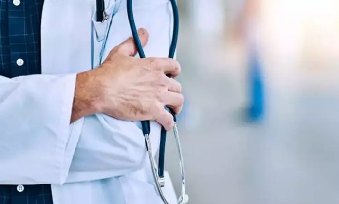 Operatör Doktor Kimdir Operatör Doktor Ne Kadar Kazanır Sağlık sektörünün en kritik alanlarından biri olan cerrahi branşlarda görev yapan operatör doktor, hastalıkların tedavisinde cerrahi müdahaleler gerçekleştiren uzman hekimdir. Operatör doktorlar, hastaların yaşam kalitesini artırmak ve hayati riskleri ortadan kaldırmak için ameliyat yapma yetkisine sahip profesyonellerdir. Bu meslek, yüksek sorumluluk, dikkat ve uzun yıllar süren eğitim gerektirir. Konulu bir haber görseli.