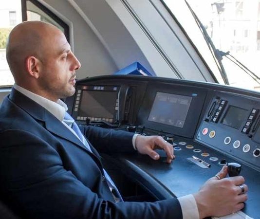 Sanayi ve inşaat sektörlerinin olmazsa olmaz pozisyonlarından biri olan operatör makinist, ağır makineleri kullanarak projelerin zamanında ve güvenli bir şekilde tamamlanmasını sağlayan uzman kişidir. Bu meslek, hem teknik bilgi hem de pratik beceri gerektiren özel bir alandır. Operatör makinistler, iş güvenliği standartlarına uyarak, farklı makineleri yönetir ve iş süreçlerini verimli bir şekilde yürütür. Konulu bir haber görseli.