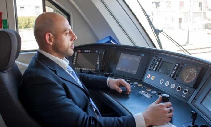 Sanayi ve inşaat sektörlerinin olmazsa olmaz pozisyonlarından biri olan operatör makinist, ağır makineleri kullanarak projelerin zamanında ve güvenli bir şekilde tamamlanmasını sağlayan uzman kişidir. Bu meslek, hem teknik bilgi hem de pratik beceri gerektiren özel bir alandır. Operatör makinistler, iş güvenliği standartlarına uyarak, farklı makineleri yönetir ve iş süreçlerini verimli bir şekilde yürütür. Konulu bir haber görseli.