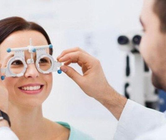 Görme sağlığının korunması ve desteklenmesi açısından önemli bir role sahip olan optisyen, gözlük ve optik ürünlerin hazırlanması, satışı ve kullanıcıya uygun hale getirilmesi ile ilgilenen sağlık sektörüne bağlı bir meslek grubudur. Optisyenler, göz doktorları tarafından yazılan reçeteleri dikkate alarak kişiye özel gözlük ve lens çözümleri sunar. Bu meslek, hem teknik bilgi hem de müşteri ilişkileri açısından dikkat ve özen gerektirir.