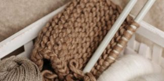 El sanatları, geçmişten günümüze hem kültürel bir miras hem de üretken bir uğraş olarak varlığını sürdürmektedir. Bu alanın en bilinen ve en yaygın dallarından biri olan örgü, günümüzde hem hobi hem de meslek olarak ilgi görmektedir. Bu alanda bilgi ve deneyimini başkalarına aktaran örgü eğitmeni, hem geleneksel el sanatlarını yaşatan hem de yeni nesillere öğreten önemli bir rol üstlenir. Özellikle son yıllarda el emeğine olan ilginin artması, örgü eğitmeni mesleğini daha görünür hale getirmiştir. Konulu bir haber görseli.