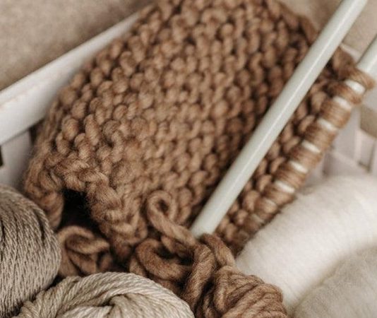 El sanatları, geçmişten günümüze hem kültürel bir miras hem de üretken bir uğraş olarak varlığını sürdürmektedir. Bu alanın en bilinen ve en yaygın dallarından biri olan örgü, günümüzde hem hobi hem de meslek olarak ilgi görmektedir. Bu alanda bilgi ve deneyimini başkalarına aktaran örgü eğitmeni, hem geleneksel el sanatlarını yaşatan hem de yeni nesillere öğreten önemli bir rol üstlenir. Özellikle son yıllarda el emeğine olan ilginin artması, örgü eğitmeni mesleğini daha görünür hale getirmiştir. Konulu bir haber görseli.