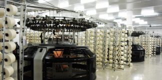 Tekstil sektörü, moda ve üretim süreçlerinin birleştiği yaratıcı bir alan olarak her geçen gün büyümektedir. Bu süreçte kritik bir rol üstlenen örme tekstil tasarımcısı, kumaş tasarımından üretime kadar olan süreci yönetir ve özgün tasarımlar oluşturur. Özellikle örgü ve örme tekniklerine odaklanan bu tasarımcılar, moda dünyasında trend belirleyen ve üretim sürecine yön veren önemli isimlerdir. Örme tekstil tasarımcısı, hem sanatsal hem de teknik bilgiye sahip olmalı, yaratıcı fikirlerini üretim ile birleştirebilmelidir. Konulu bir haber görseli.