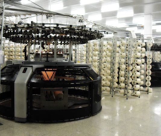 Tekstil sektörü, moda ve üretim süreçlerinin birleştiği yaratıcı bir alan olarak her geçen gün büyümektedir. Bu süreçte kritik bir rol üstlenen örme tekstil tasarımcısı, kumaş tasarımından üretime kadar olan süreci yönetir ve özgün tasarımlar oluşturur. Özellikle örgü ve örme tekniklerine odaklanan bu tasarımcılar, moda dünyasında trend belirleyen ve üretim sürecine yön veren önemli isimlerdir. Örme tekstil tasarımcısı, hem sanatsal hem de teknik bilgiye sahip olmalı, yaratıcı fikirlerini üretim ile birleştirebilmelidir. Konulu bir haber görseli.