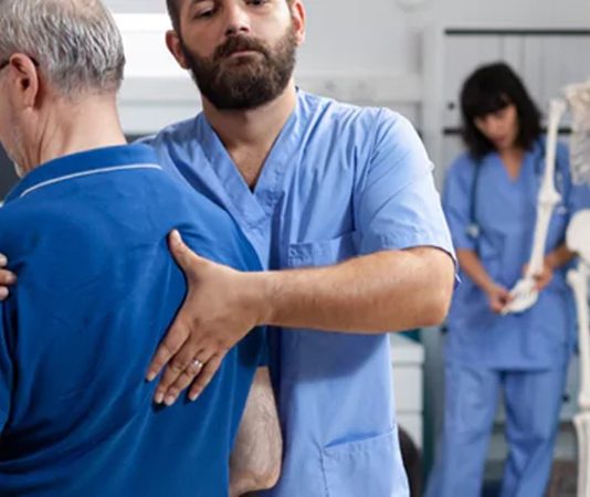 Sağlık sektörü, insan yaşamının kalitesini doğrudan etkileyen en kritik alanlardan biridir. Bu alanın önemli branşlarından biri olan ortopedi uzmanı, kas-iskelet sistemi hastalıklarının teşhisi ve tedavisiyle ilgilenir. Günümüzde hem yaşlanan nüfus hem de spor yaralanmalarının artmasıyla birlikte bu alana olan ihtiyaç giderek büyümektedir. Kemikler, eklemler, kaslar ve bağ dokularıyla ilgili sorunların çözümünde görev alan ortopedi uzmanı, modern tıbbın vazgeçilmez mesleklerinden biri haline gelmiştir. Konulu bir haber görseli.