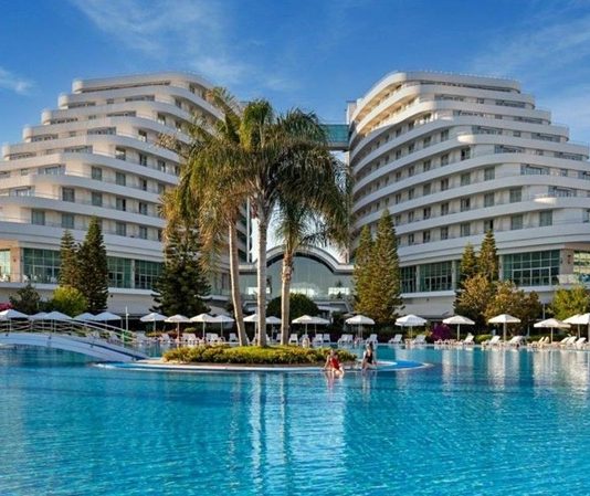 Turizm sektörünün en önemli yapı taşlarından biri olan konaklama hizmetleri, profesyonel yönetim gerektiren bir alandır. Bu alanda görev yapan otel müdürü, otelin tüm operasyonlarını yöneten, personeli organize eden ve müşteri memnuniyetini sağlayan üst düzey yöneticidir. Otel müdürleri, hem işletmenin kârlılığını artırmak hem de misafirlerin konforlu bir deneyim yaşamasını sağlamak için çalışır. Konulu bir haber görseli.