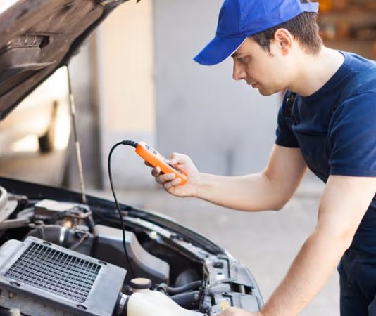 Otomotiv sektörü, teknolojinin gelişmesiyle birlikte her geçen gün daha karmaşık ve uzmanlık gerektiren bir yapıya bürünmektedir. Özellikle modern araçlarda yer alan elektronik sistemlerin artması, bu alanda çalışan uzmanlara olan ihtiyacı artırmıştır. Bu noktada önemli bir rol üstlenen oto elektrikçisi, araçların elektrik ve elektronik sistemlerinin bakım, onarım ve kontrolünü sağlayan profesyoneldir. Günümüzde araçların büyük bir kısmı elektronik sistemlerle yönetildiği için bu meslek, otomotiv dünyasının vazgeçilmezlerinden biri haline gelmiştir. Konulu bir haber görseli.