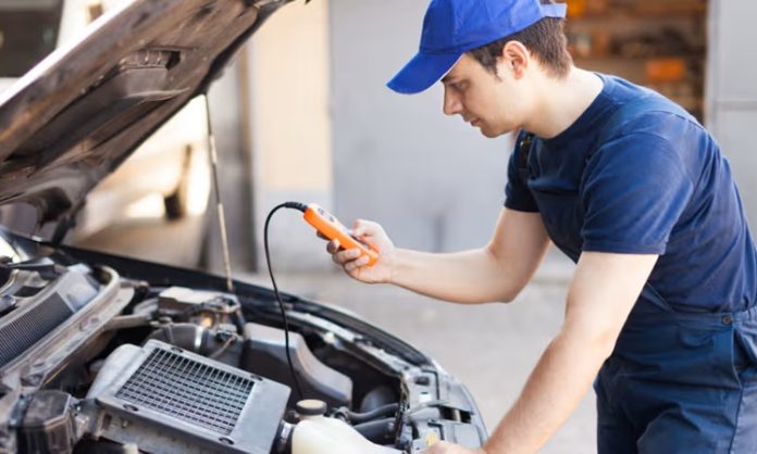 Otomotiv sektörü, teknolojinin gelişmesiyle birlikte her geçen gün daha karmaşık ve uzmanlık gerektiren bir yapıya bürünmektedir. Özellikle modern araçlarda yer alan elektronik sistemlerin artması, bu alanda çalışan uzmanlara olan ihtiyacı artırmıştır. Bu noktada önemli bir rol üstlenen oto elektrikçisi, araçların elektrik ve elektronik sistemlerinin bakım, onarım ve kontrolünü sağlayan profesyoneldir. Günümüzde araçların büyük bir kısmı elektronik sistemlerle yönetildiği için bu meslek, otomotiv dünyasının vazgeçilmezlerinden biri haline gelmiştir. Konulu bir haber görseli.
