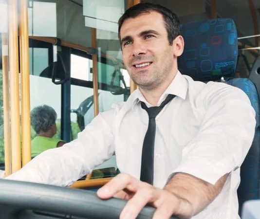 Toplu taşımanın en önemli unsurlarından biri olan otobüs şoförü, yolcuların güvenli ve konforlu bir şekilde taşınmasını sağlayan profesyonel sürücüdür. Otobüs şoförleri, şehir içi ve şehirlerarası ulaşımda görev alarak insanların günlük yaşamını kolaylaştırır. Bu meslek, sadece araç kullanma becerisi değil aynı zamanda sorumluluk, dikkat ve sabır gerektirir. Konulu bir haber görseli.