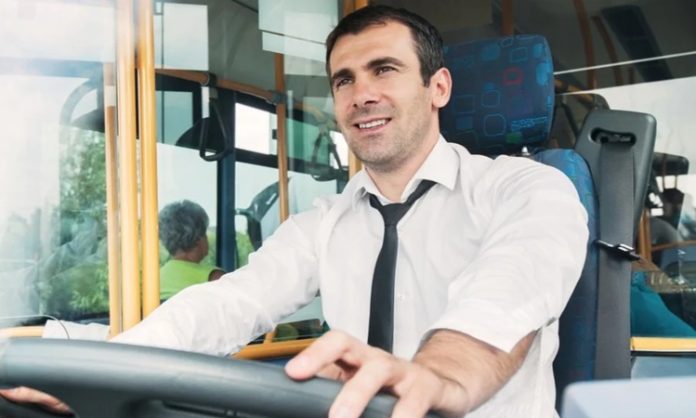 Otobüs Şoförü Kimdir Otobüs Şoförü Ne Kadar Kazanır Toplu taşımanın en önemli unsurlarından biri olan otobüs şoförü, yolcuların güvenli ve konforlu bir şekilde taşınmasını sağlayan profesyonel sürücüdür. Otobüs şoförleri, şehir içi ve şehirlerarası ulaşımda görev alarak insanların günlük yaşamını kolaylaştırır. Bu meslek, sadece araç kullanma becerisi değil aynı zamanda sorumluluk, dikkat ve sabır gerektirir. Konulu bir haber görseli.