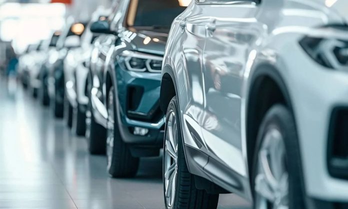 Günümüz teknolojisinin en hızlı gelişen alanlarından biri olan otomotiv sektörü, mühendislik disiplinlerinin en önemli uygulama alanlarından biridir. Bu alanda çalışan otomotiv mühendisi, araçların tasarımı, üretimi, geliştirilmesi ve test edilmesi süreçlerinde görev alan uzman kişidir. Otomotiv mühendisleri, hem mekanik hem elektronik sistemleri bir arada değerlendirerek modern araçların daha güvenli, verimli ve çevre dostu olmasını sağlar. Konulu bir haber görseli.