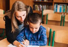 Eğitim sektörü, öğrencilerin akademik başarılarını artırmak ve öğrenme süreçlerini desteklemek için farklı öğretim yöntemlerini gündeme taşır. Bu yöntemlerin en yaygınlarından biri olan özel ders, bireysel ilgiyle öğrencilerin eksiklerini tamamlamasına olanak tanır. Bu süreçte rol alan özel ders öğretmeni, öğrencinin seviyesine uygun ders planları hazırlayan ve öğrenme sürecini yönlendiren profesyoneldir. Günümüzde artan eğitim talebi, özel ders öğretmeni ihtiyacını da her geçen gün artırmaktadır. Konulu bir haber görseli.