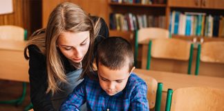 Eğitim sektörü, öğrencilerin akademik başarılarını artırmak ve öğrenme süreçlerini desteklemek için farklı öğretim yöntemlerini gündeme taşır. Bu yöntemlerin en yaygınlarından biri olan özel ders, bireysel ilgiyle öğrencilerin eksiklerini tamamlamasına olanak tanır. Bu süreçte rol alan özel ders öğretmeni, öğrencinin seviyesine uygun ders planları hazırlayan ve öğrenme sürecini yönlendiren profesyoneldir. Günümüzde artan eğitim talebi, özel ders öğretmeni ihtiyacını da her geçen gün artırmaktadır. Konulu bir haber görseli.