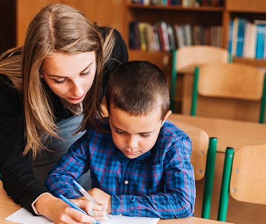 Özel Ders Öğretmeni Kimdir? Özel Ders Öğretmeni Ne Kadar Kazanır? Eğitim sektörü, öğrencilerin akademik başarılarını artırmak ve öğrenme süreçlerini desteklemek için farklı öğretim yöntemlerini gündeme taşır. Bu yöntemlerin en yaygınlarından biri olan özel ders, bireysel ilgiyle öğrencilerin eksiklerini tamamlamasına olanak tanır. Bu süreçte rol alan özel ders öğretmeni, öğrencinin seviyesine uygun ders planları hazırlayan ve öğrenme sürecini yönlendiren profesyoneldir. Günümüzde artan eğitim talebi, özel ders öğretmeni ihtiyacını da her geçen gün artırmaktadır. Konulu bir haber görseli.