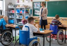 Eğitim, bireyin hayatını şekillendiren en önemli süreçlerden biridir. Ancak her bireyin öğrenme biçimi ve ihtiyaçları farklıdır. Bu noktada devreye giren özel eğitim öğretmeni, özel gereksinimli bireylerin eğitim süreçlerini planlayan ve onların topluma kazandırılmasına katkı sağlayan önemli bir uzmandır. Son yıllarda farkındalığın artmasıyla birlikte bu mesleğe olan ilgi de giderek büyümektedir. Özellikle bireyselleştirilmiş eğitim anlayışının yaygınlaşması, özel eğitim öğretmeni rolünü daha da kritik hale getirmiştir. Konulu bir haber görseli.