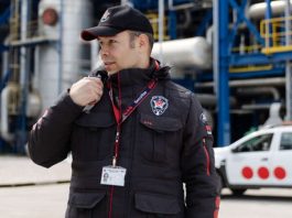 Günümüzde artan güvenlik ihtiyacı, birçok farklı meslek grubunun önem kazanmasına neden olmuştur. Bu mesleklerin başında ise özel güvenlik görevlisi gelir. Kamu kurumlarından alışveriş merkezlerine, hastanelerden etkinlik alanlarına kadar geniş bir alanda görev yapan bu kişiler, güvenliğin sağlanmasında kritik bir rol üstlenir. Özellikle kalabalık ortamlarda düzeni korumak ve olası riskleri önceden tespit etmek, özel güvenlik görevlisi için büyük önem taşır. Konulu bir haber görseli.
