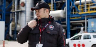 Günümüzde artan güvenlik ihtiyacı, birçok farklı meslek grubunun önem kazanmasına neden olmuştur. Bu mesleklerin başında ise özel güvenlik görevlisi gelir. Kamu kurumlarından alışveriş merkezlerine, hastanelerden etkinlik alanlarına kadar geniş bir alanda görev yapan bu kişiler, güvenliğin sağlanmasında kritik bir rol üstlenir. Özellikle kalabalık ortamlarda düzeni korumak ve olası riskleri önceden tespit etmek, özel güvenlik görevlisi için büyük önem taşır. Konulu bir haber görseli.