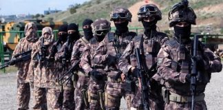 Güvenlik güçlerinin en kritik birimlerinden biri olan özel harekat polisi, toplumun güvenliği ve kritik operasyonların başarıyla yürütülmesi açısından hayati bir rol üstlenir. Bu polisler, yüksek riskli görevlerde, terörle mücadele, rehine kurtarma, organize suç operasyonları ve kritik güvenlik görevlerinde görev alır. Eğitim ve donanım açısından standart polislerden farklı bir seviyede hazırlık gerektiren özel harekat polisi, hem fiziksel hem de psikolojik olarak yoğun bir meslek hayatına sahiptir. Konulu bir haber görseli.