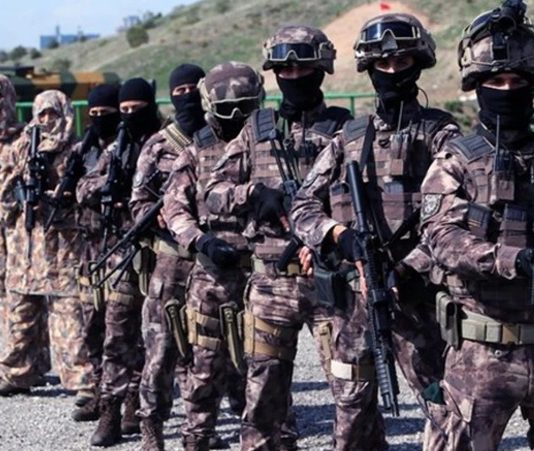 Özel Harekat Polisi Kimdir? Özel Harekat Polisi Ne Kadar Kazanır? Güvenlik güçlerinin en kritik birimlerinden biri olan özel harekat polisi, toplumun güvenliği ve kritik operasyonların başarıyla yürütülmesi açısından hayati bir rol üstlenir. Bu polisler, yüksek riskli görevlerde, terörle mücadele, rehine kurtarma, organize suç operasyonları ve kritik güvenlik görevlerinde görev alır. Eğitim ve donanım açısından standart polislerden farklı bir seviyede hazırlık gerektiren özel harekat polisi, hem fiziksel hem de psikolojik olarak yoğun bir meslek hayatına sahiptir. Konulu bir haber görseli.