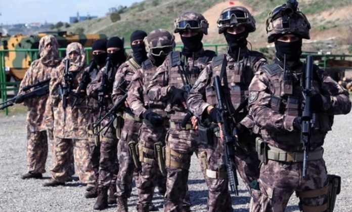 Özel Harekat Polisi Kimdir Özel Harekat Polisi Ne Kadar Kazanır Güvenlik güçlerinin en kritik birimlerinden biri olan özel harekat polisi, toplumun güvenliği ve kritik operasyonların başarıyla yürütülmesi açısından hayati bir rol üstlenir. Bu polisler, yüksek riskli görevlerde, terörle mücadele, rehine kurtarma, organize suç operasyonları ve kritik güvenlik görevlerinde görev alır. Eğitim ve donanım açısından standart polislerden farklı bir seviyede hazırlık gerektiren özel harekat polisi, hem fiziksel hem de psikolojik olarak yoğun bir meslek hayatına sahiptir. Konulu bir haber görseli.