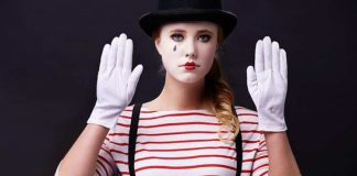 Tiyatro ve sahne sanatlarının en özgün dallarından biri olan pandomim, sözsüz anlatım ile duyguları, hikâyeleri ve karakterleri ifade etmeyi sağlar. Bu alanda görev yapan pandomim sanatçısı, izleyiciye sessiz bir performans sunarak büyük bir etki yaratır. Jestler, mimikler ve bedensel hareketlerle hikâyeyi aktarabilen bu meslek, hem sanatsal hem de fiziksel yetenek gerektirir. Peki, pandomim sanatçısı kimdir, ne iş yapar ve pandomim sanatçısı ne kadar kazanır? İşte detaylı bilgiler. Konulu bir haber görseli.