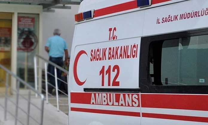 Paramedik Kimdir Paramedik Ne Kadar Kazanır Sağlık sektörünün en kritik ve hızlı müdahale gerektiren alanlarından biri acil sağlık hizmetleridir. Bu alanda görev yapan paramedik, hayat kurtaran müdahaleleri olay yerinde gerçekleştiren ve hastayı en kısa sürede sağlık kuruluşuna ulaştıran profesyoneldir. Trafik kazalarından ani kalp krizlerine kadar birçok acil durumda ilk müdahaleyi yapan paramedikler, sağlık sisteminin vazgeçilmez bir parçasıdır. Peki, paramedik kimdir, ne iş yapar ve paramedik ne kadar kazanır? İşte detaylı bilgiler. Konulu bir haber görseli.