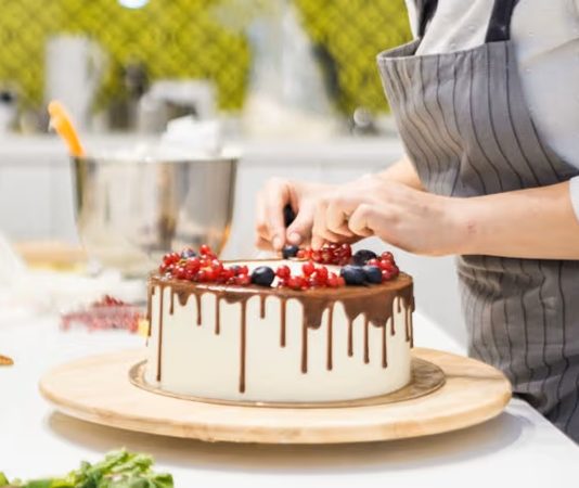 Gıda sektöründe hem lezzet hem de görsellik alanında önemli bir rol oynayan pastacılar, tatlı ve unlu mamulleri hazırlayan profesyonellerdir. Pastacılar, restoranlardan pastanelere, otellerden butik işletmelere kadar birçok alanda görev alabilir. Peki, pastacı kimdir, ne iş yapar ve pastacı ne kadar kazanır? İşte meslek hakkında detaylı bilgiler. Konulu bir haber görseli.