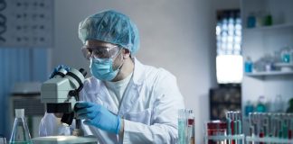 Patolog Kimdir? Patolog Ne Kadar Kazanır? vTıp dünyasının kritik alanlarından biri olan patoloji, hastalıkların tanısı, sebepleri ve etkileri üzerine yoğunlaşır. Bu alanda görev yapan patologlar, hem hastaların doğru teşhis almasını sağlar hem de tıp araştırmalarına katkıda bulunur. Peki, patolog kimdir, ne iş yapar ve patolog ne kadar kazanır? İşte meslek hakkında detaylı bilgiler. Konulu bir haber görseli.