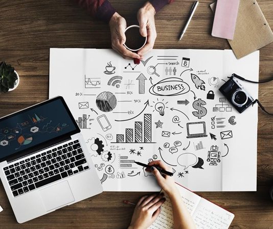 Günümüz rekabetçi iş dünyasında ürün ya da hizmet üretmek tek başına yeterli değildir. Asıl önemli olan, bu ürünlerin doğru kitleye ulaşmasını sağlamak ve marka değerini artırmaktır. İşte tam bu noktada pazarlama uzmanı devreye girer. Şirketlerin büyümesinde kritik rol oynayan bu meslek, stratejik düşünme ve yaratıcılığı bir araya getirir. Peki, pazarlama uzmanı kimdir, ne iş yapar ve pazarlama uzmanı ne kadar kazanır? İşte detaylı bir inceleme. Konulu bir haber görseli.