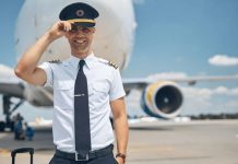 Pilot Kimdir? Pilot Ne Kadar Kazanır? Havacılık sektörü, teknolojinin gelişmesiyle birlikte her geçen gün büyüyen ve prestiji yüksek meslek gruplarını içinde barındıran bir alandır. Bu alanın en dikkat çekici ve merak edilen mesleklerinden biri ise hiç şüphesiz pilotluk mesleğidir. Gökyüzünde yüzlerce yolcunun sorumluluğunu taşıyan pilotlar, sadece yüksek maaşlarıyla değil, aynı zamanda disiplinli yaşam tarzları ve yoğun eğitim süreçleriyle de dikkat çeker. Peki, pilot kimdir, nasıl olunur ve pilot ne kadar kazanır? İşte tüm detaylar. Konulu bir haber görseli.