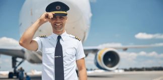 Havacılık sektörü, teknolojinin gelişmesiyle birlikte her geçen gün büyüyen ve prestiji yüksek meslek gruplarını içinde barındıran bir alandır. Bu alanın en dikkat çekici ve merak edilen mesleklerinden biri ise hiç şüphesiz pilotluk mesleğidir. Gökyüzünde yüzlerce yolcunun sorumluluğunu taşıyan pilotlar, sadece yüksek maaşlarıyla değil, aynı zamanda disiplinli yaşam tarzları ve yoğun eğitim süreçleriyle de dikkat çeker. Peki, pilot kimdir, nasıl olunur ve pilot ne kadar kazanır? İşte tüm detaylar. Konulu bir haber görseli.