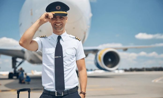 Havacılık sektörü, teknolojinin gelişmesiyle birlikte her geçen gün büyüyen ve prestiji yüksek meslek gruplarını içinde barındıran bir alandır. Bu alanın en dikkat çekici ve merak edilen mesleklerinden biri ise hiç şüphesiz pilotluk mesleğidir. Gökyüzünde yüzlerce yolcunun sorumluluğunu taşıyan pilotlar, sadece yüksek maaşlarıyla değil, aynı zamanda disiplinli yaşam tarzları ve yoğun eğitim süreçleriyle de dikkat çeker. Peki, pilot kimdir, nasıl olunur ve pilot ne kadar kazanır? İşte tüm detaylar. Konulu bir haber görseli.