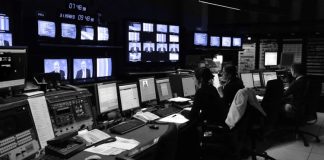 Günümüzde müzikten sinemaya, dijital içerikten televizyona kadar pek çok alanda içerik üretimi hız kazanmış durumda. Bu süreçlerin arkasında ise çoğu zaman görünmeyen ama en kritik rolleri üstlenen kişilerden biri prodüktör olarak karşımıza çıkar. Bir projenin fikir aşamasından yayına kadar olan tüm sürecini yöneten prodüktör, hem yaratıcı hem de organizasyonel yönü güçlü bir meslek grubudur. Konulu bir haber görseli.