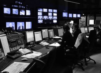 Günümüzde müzikten sinemaya, dijital içerikten televizyona kadar pek çok alanda içerik üretimi hız kazanmış durumda. Bu süreçlerin arkasında ise çoğu zaman görünmeyen ama en kritik rolleri üstlenen kişilerden biri prodüktör olarak karşımıza çıkar. Bir projenin fikir aşamasından yayına kadar olan tüm sürecini yöneten prodüktör, hem yaratıcı hem de organizasyonel yönü güçlü bir meslek grubudur. Konulu bir haber görseli.