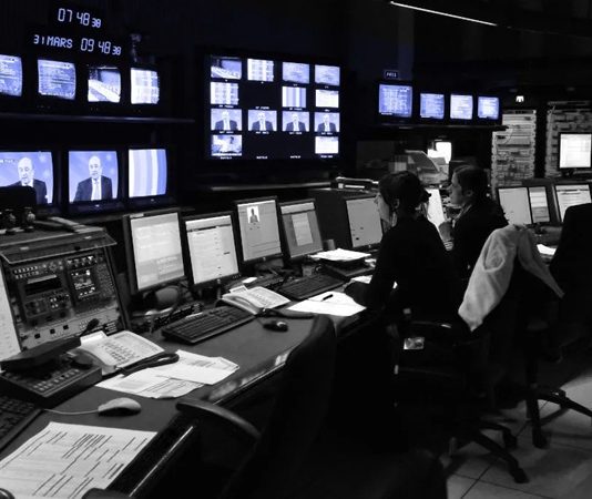 Günümüzde müzikten sinemaya, dijital içerikten televizyona kadar pek çok alanda içerik üretimi hız kazanmış durumda. Bu süreçlerin arkasında ise çoğu zaman görünmeyen ama en kritik rolleri üstlenen kişilerden biri prodüktör olarak karşımıza çıkar. Bir projenin fikir aşamasından yayına kadar olan tüm sürecini yöneten prodüktör, hem yaratıcı hem de organizasyonel yönü güçlü bir meslek grubudur. Konulu bir haber görseli.