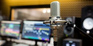 Radyo, geçmişten günümüze kadar etkisini kaybetmeyen en önemli iletişim araçlarından biri olmayı sürdürmektedir. Teknolojinin gelişmesiyle birlikte dijital platformlar ön plana çıksa da, radyo yayıncılığı hâlâ geniş bir dinleyici kitlesine ulaşmaktadır. Bu alanda en önemli rolü üstlenen kişilerden biri ise radyo programcısı olarak bilinir. Dinleyicilerle doğrudan iletişim kuran, içerik üreten ve yayın akışını yöneten radyo programcısı, medya sektörünün vazgeçilmez mesleklerinden biridir. Konulu bir haber görseli.