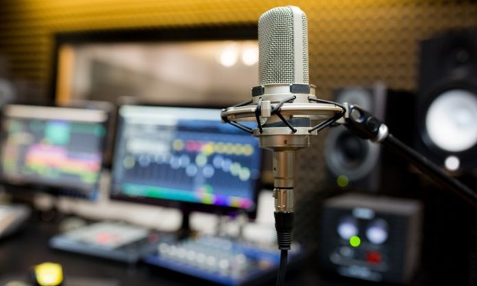Radyo Programcısı Kimdir Radyo Programcısı Ne Kadar Kazanır Radyo, geçmişten günümüze kadar etkisini kaybetmeyen en önemli iletişim araçlarından biri olmayı sürdürmektedir. Teknolojinin gelişmesiyle birlikte dijital platformlar ön plana çıksa da, radyo yayıncılığı hâlâ geniş bir dinleyici kitlesine ulaşmaktadır. Bu alanda en önemli rolü üstlenen kişilerden biri ise radyo programcısı olarak bilinir. Dinleyicilerle doğrudan iletişim kuran, içerik üreten ve yayın akışını yöneten radyo programcısı, medya sektörünün vazgeçilmez mesleklerinden biridir. Konulu bir haber görseli.
