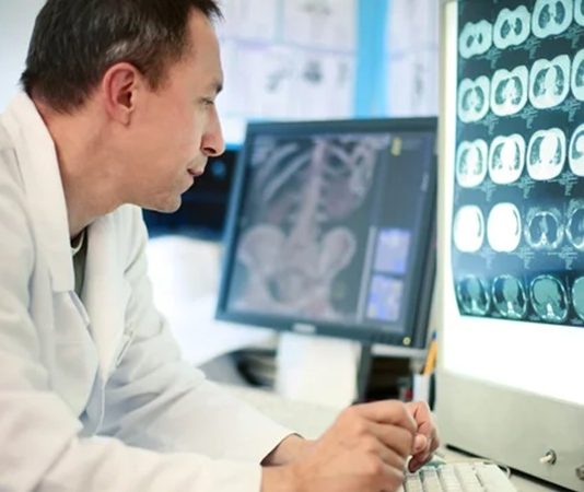 Sağlık sektörü, insan hayatı açısından en kritik alanlardan biri olarak öne çıkarken, tanı ve teşhis süreçlerinde uzmanlaşmış meslekler büyük önem taşır. Bu mesleklerden biri olan radyolog, modern tıbbın vazgeçilmez unsurlarından biri haline gelmiştir. Hastalıkların erken teşhis edilmesinde büyük rol oynayan radyologlar, gelişmiş görüntüleme teknolojilerini kullanarak doktorlara önemli bilgiler sunar. Konulu bir haber görseli.